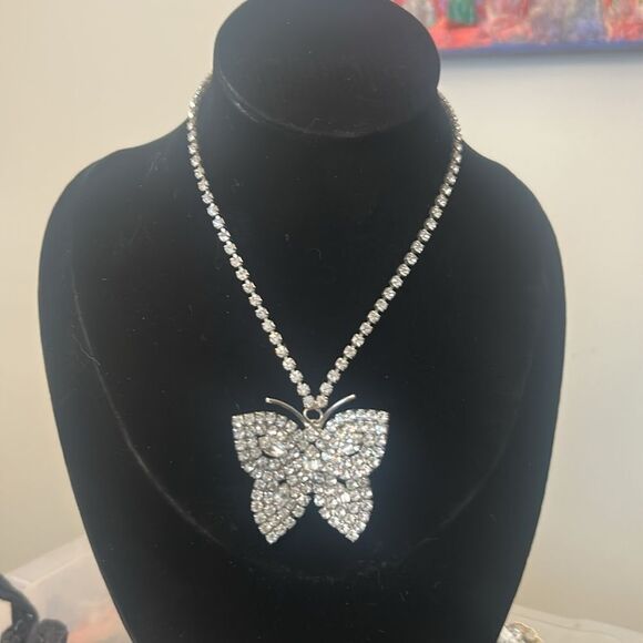 Elegant Silver Butterfly Pendant Necklace - Picture 3 of 3